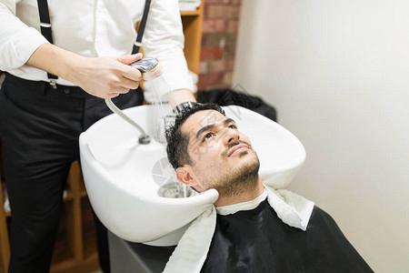 美发店治疗头发的照片  |在美发店剪男人头发的女理发师503379859照片