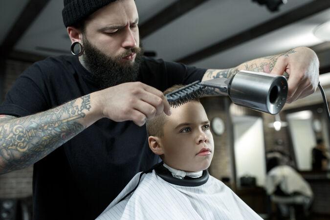 人 头发 工作 孩子 理发师 人 男孩 剪刀 头 服务 沙龙 理发师 顾客